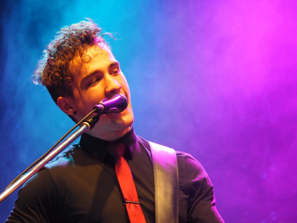 redtieband singer5